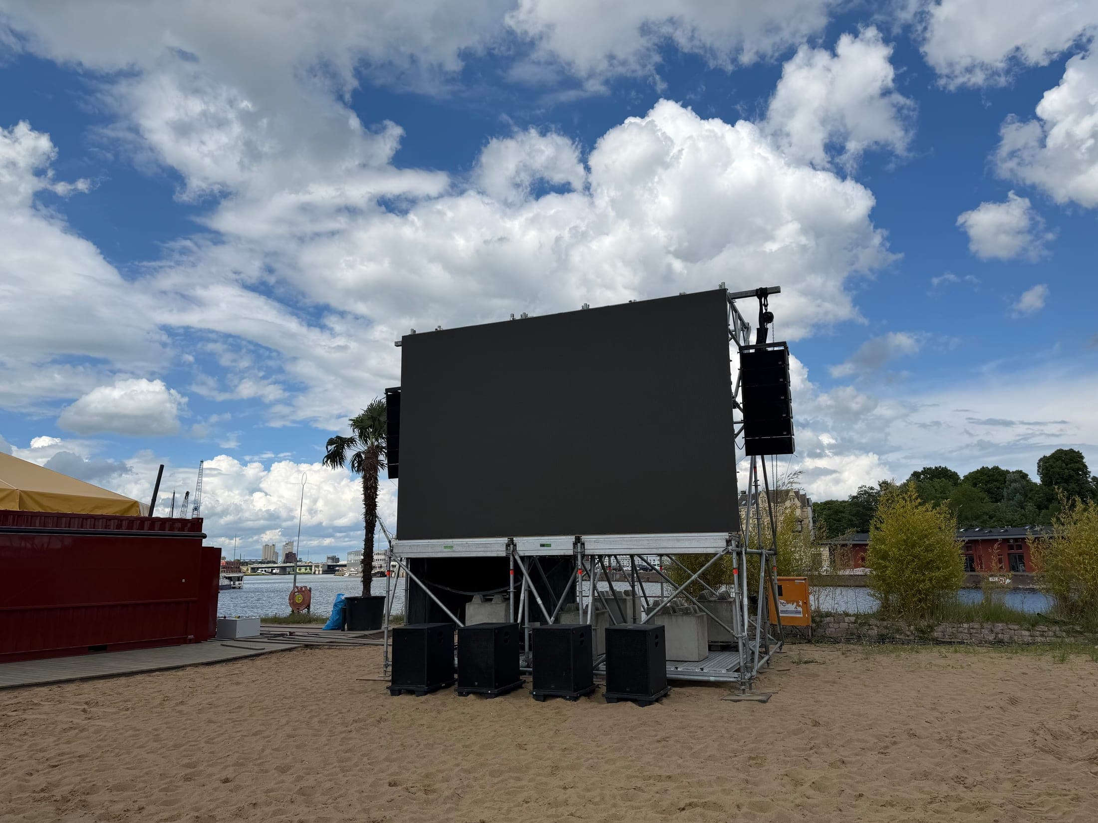 WM-Public-Viewing am Strandsalon Lübeck — große LED-Leinwand am Strand