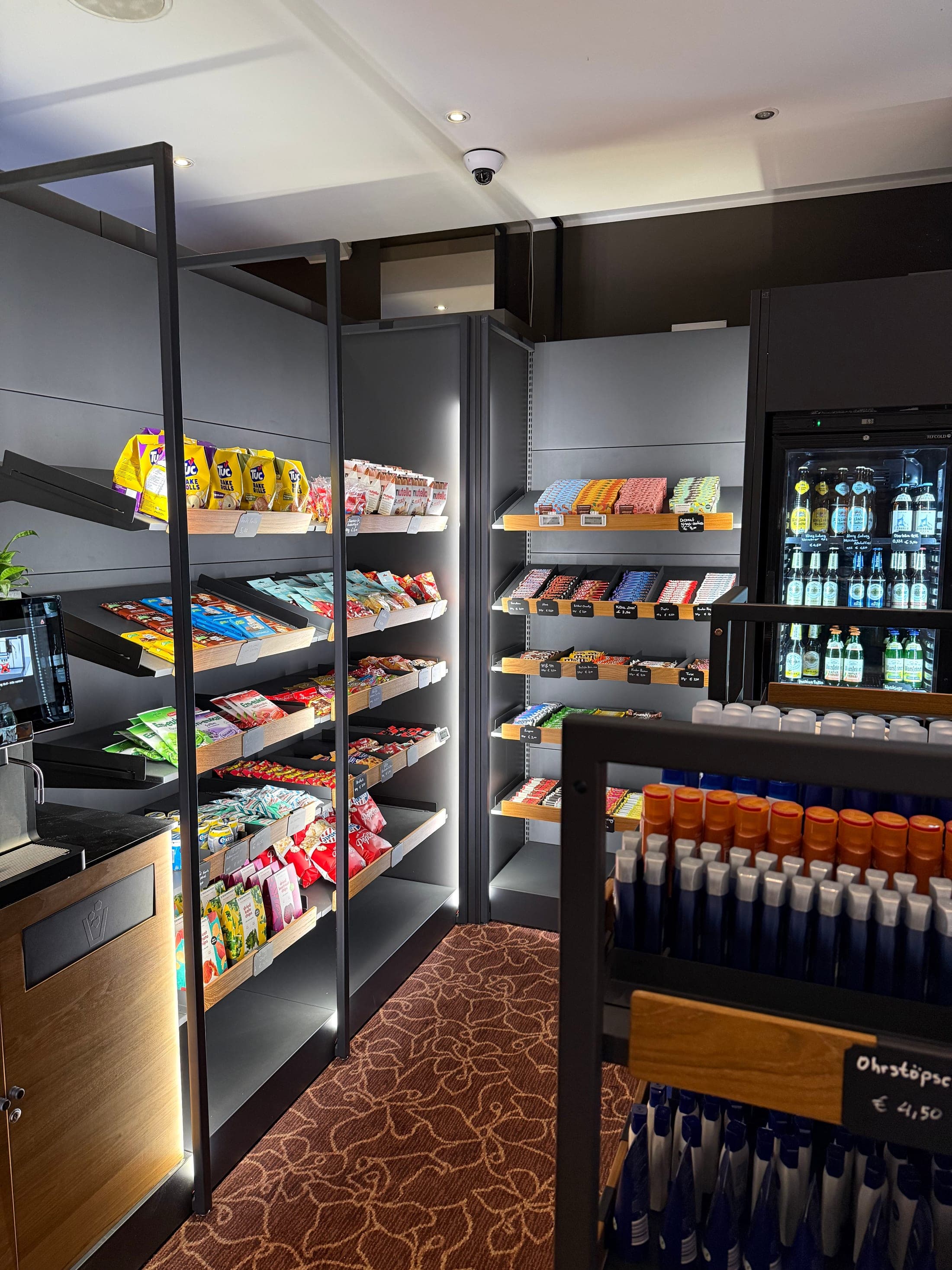 Snack- und Getränkeregale des 24/7-Markts im Lindner Hotel Düsseldorf