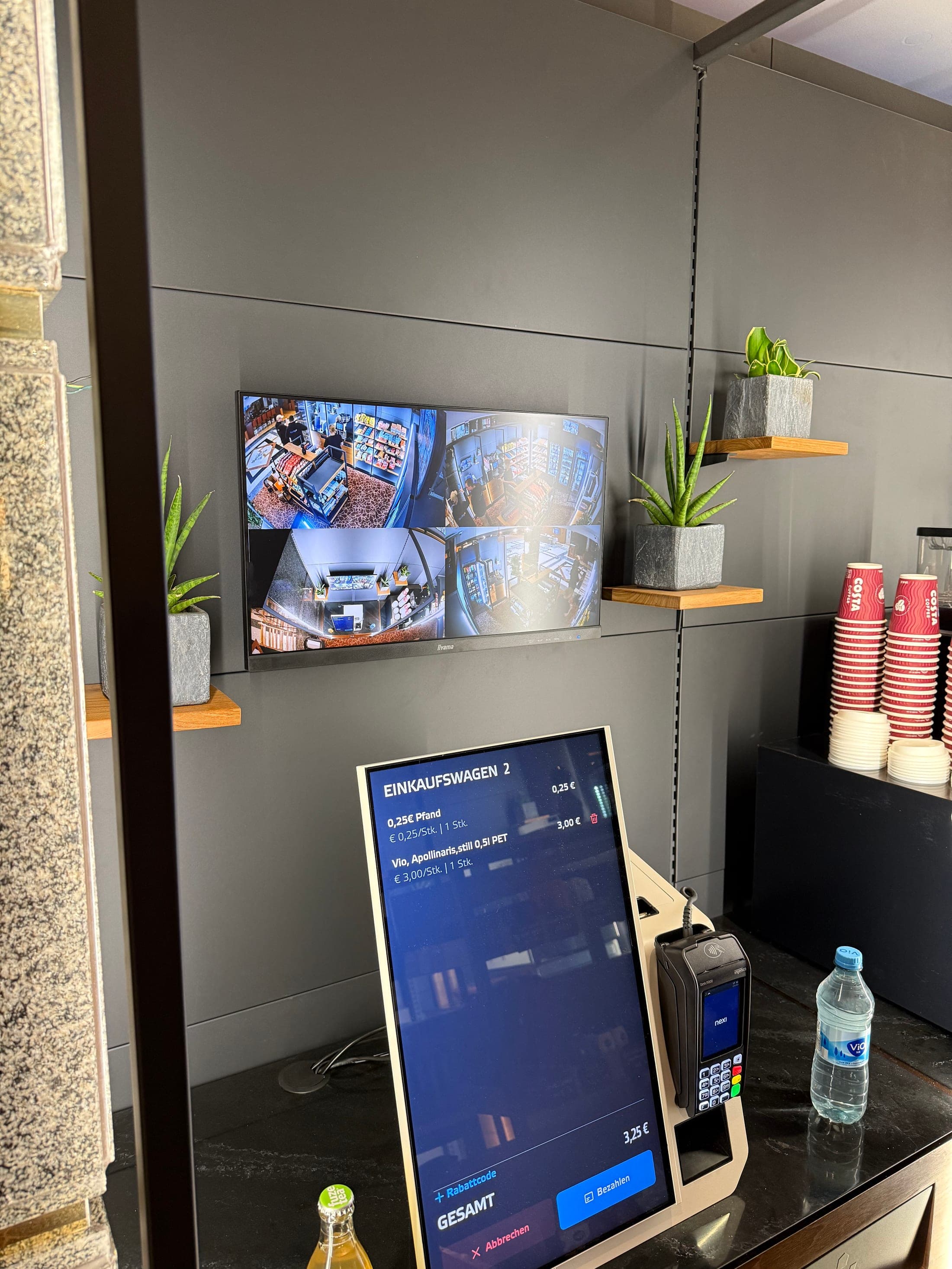 24/7-Markt im Lindner Hotel Düsseldorf — Self-Checkout und Zutrittsbereich