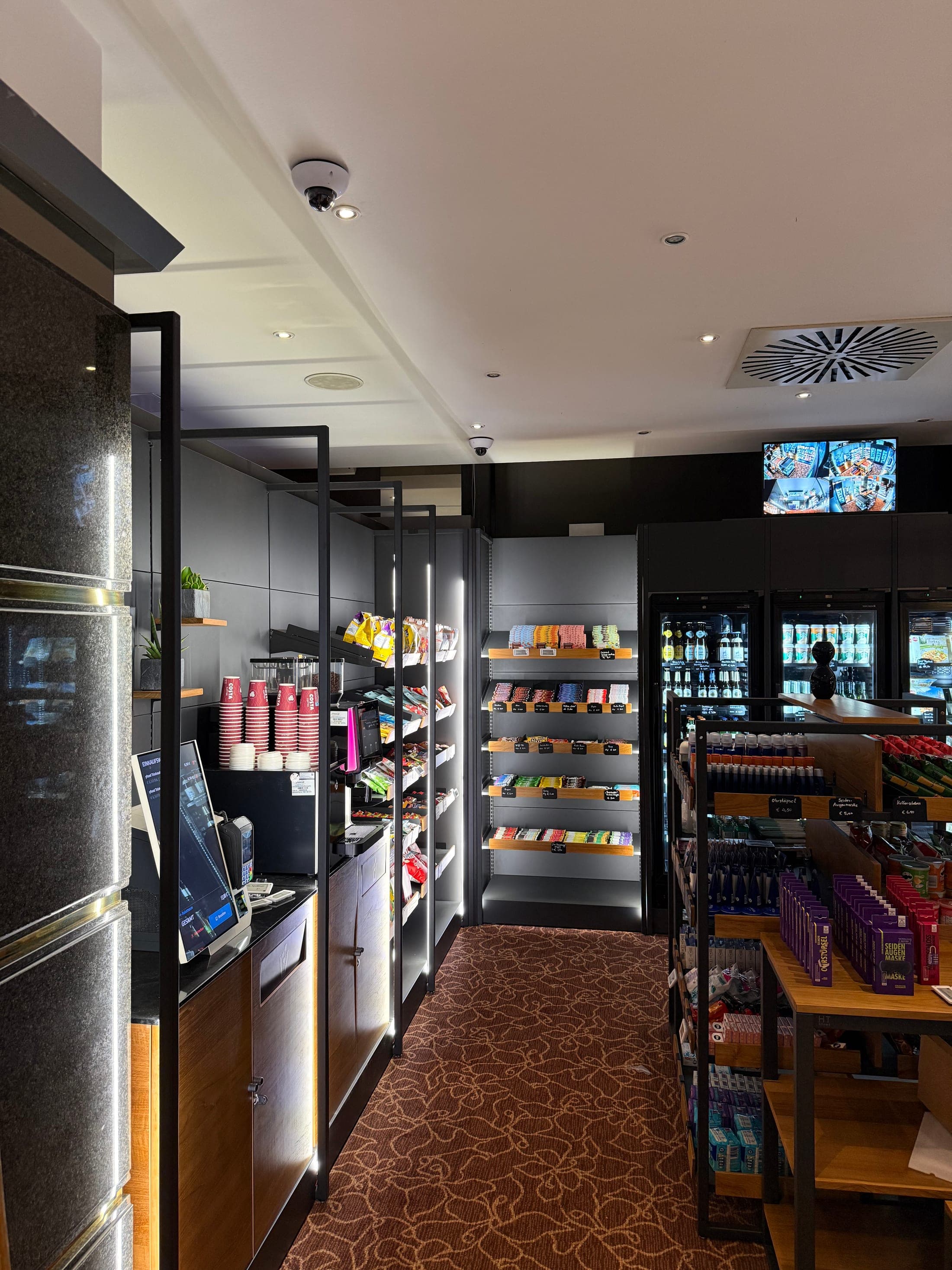 Vollautomatischer 24/7-Markt im Lindner Hotel Düsseldorf — LED-Regale, Kühlung und Self-Checkout