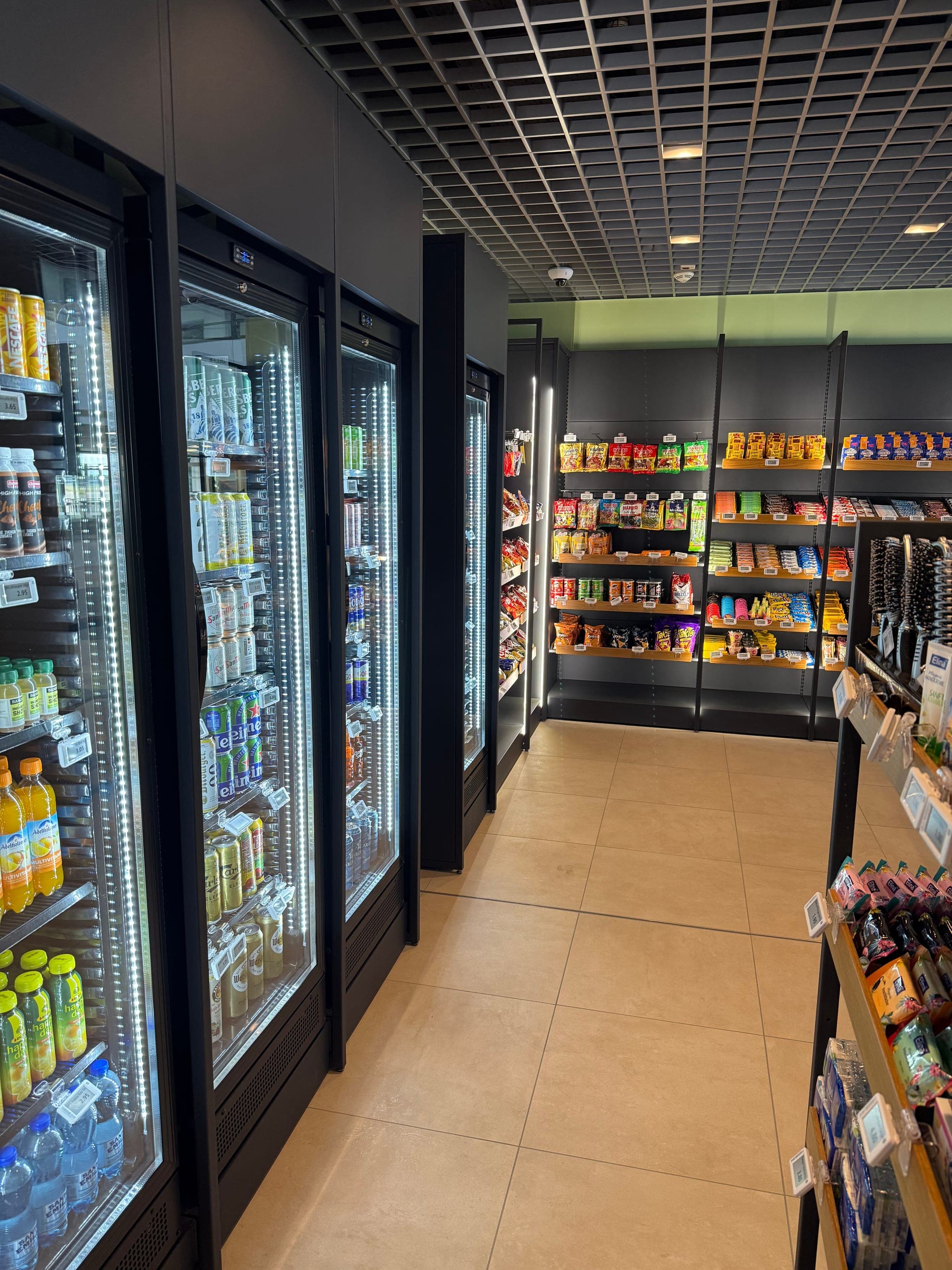 24/7-Shop am Flughafen Saarbrücken — gekühlte Getränke und frische Snacks