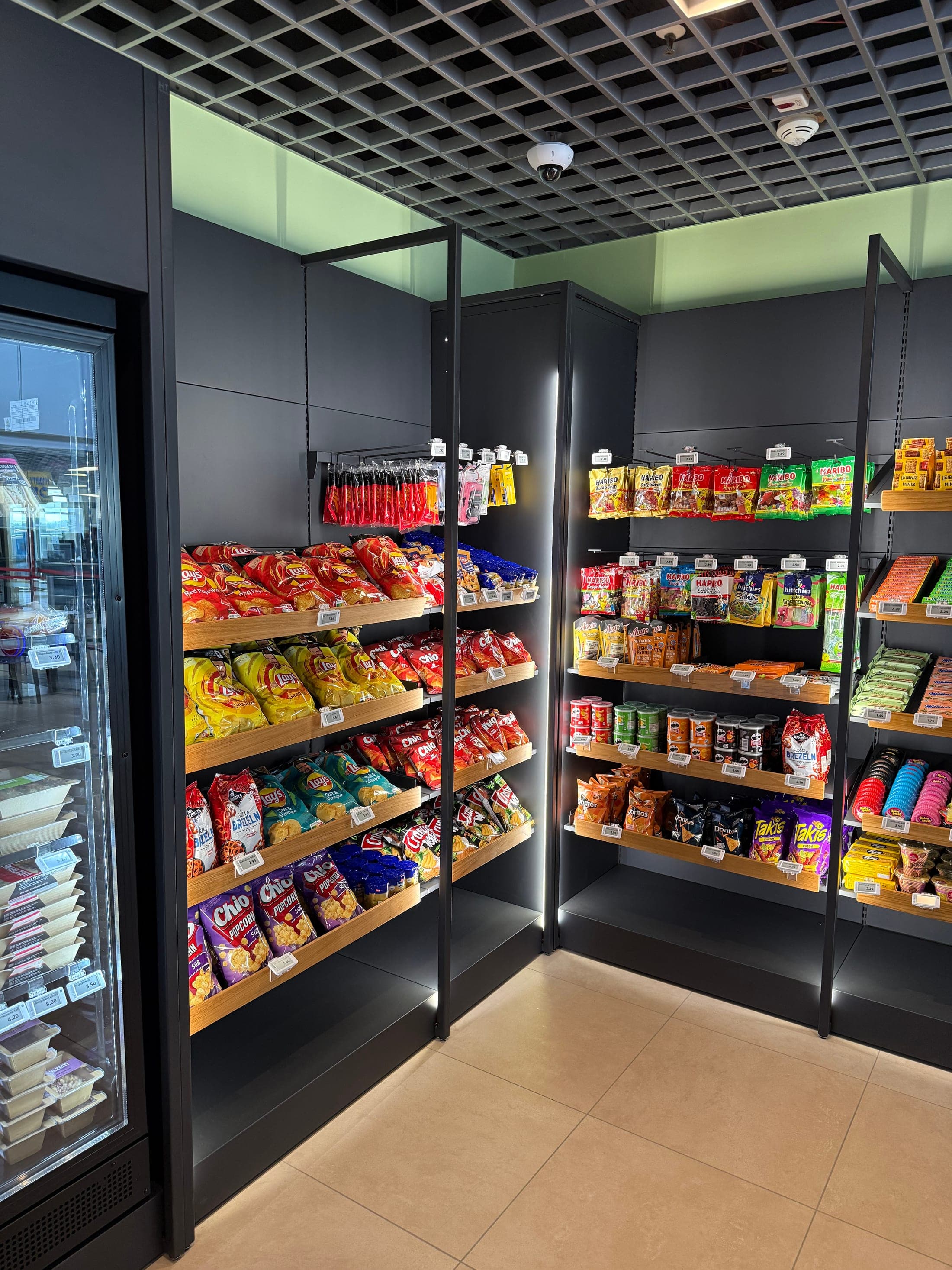 24/7-Shop am Flughafen Saarbrücken — Snack- und Süßwarenauswahl