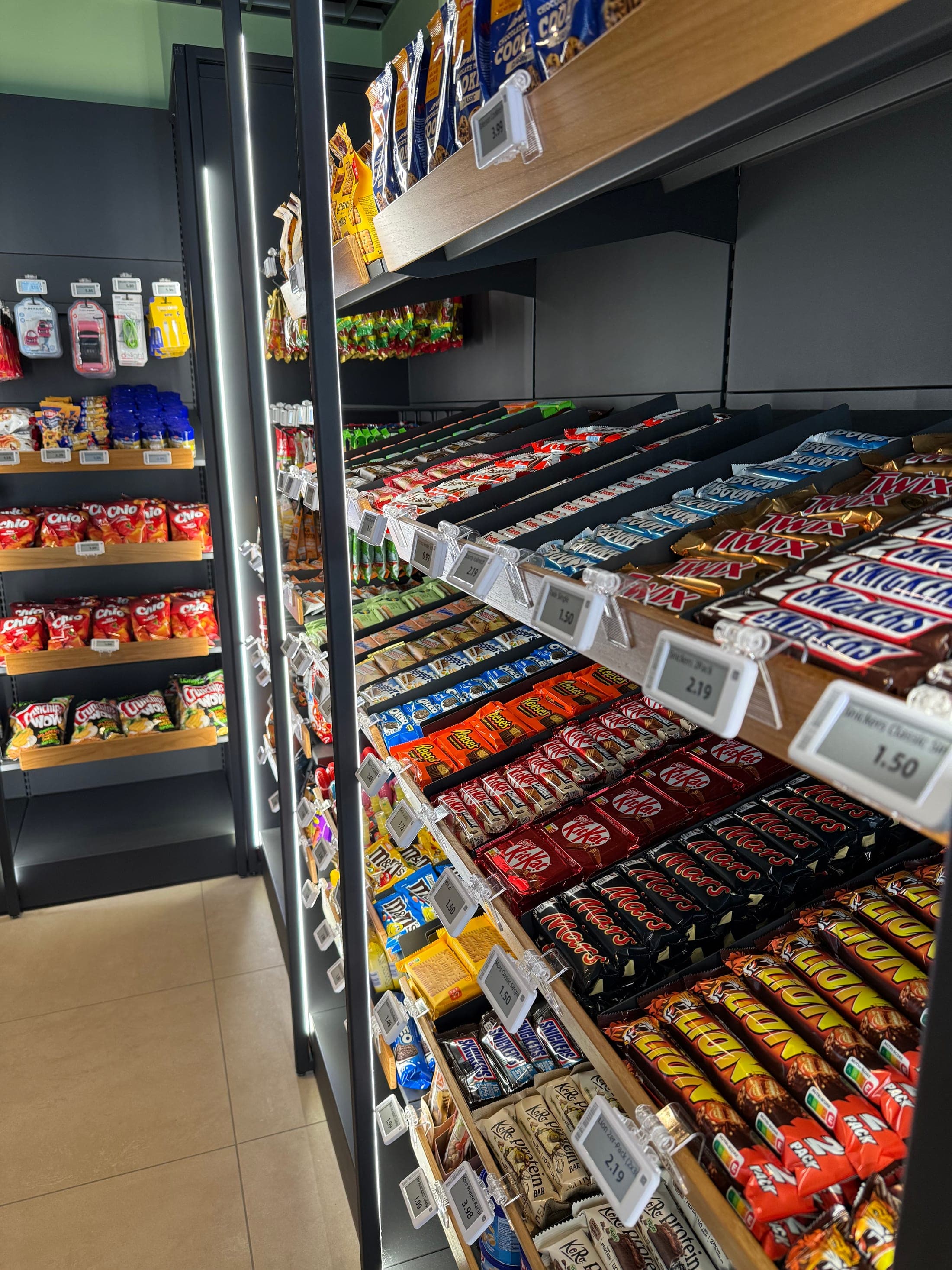 24/7-Shop am Flughafen Saarbrücken — große Auswahl an Schokoriegeln und Süßigkeiten
