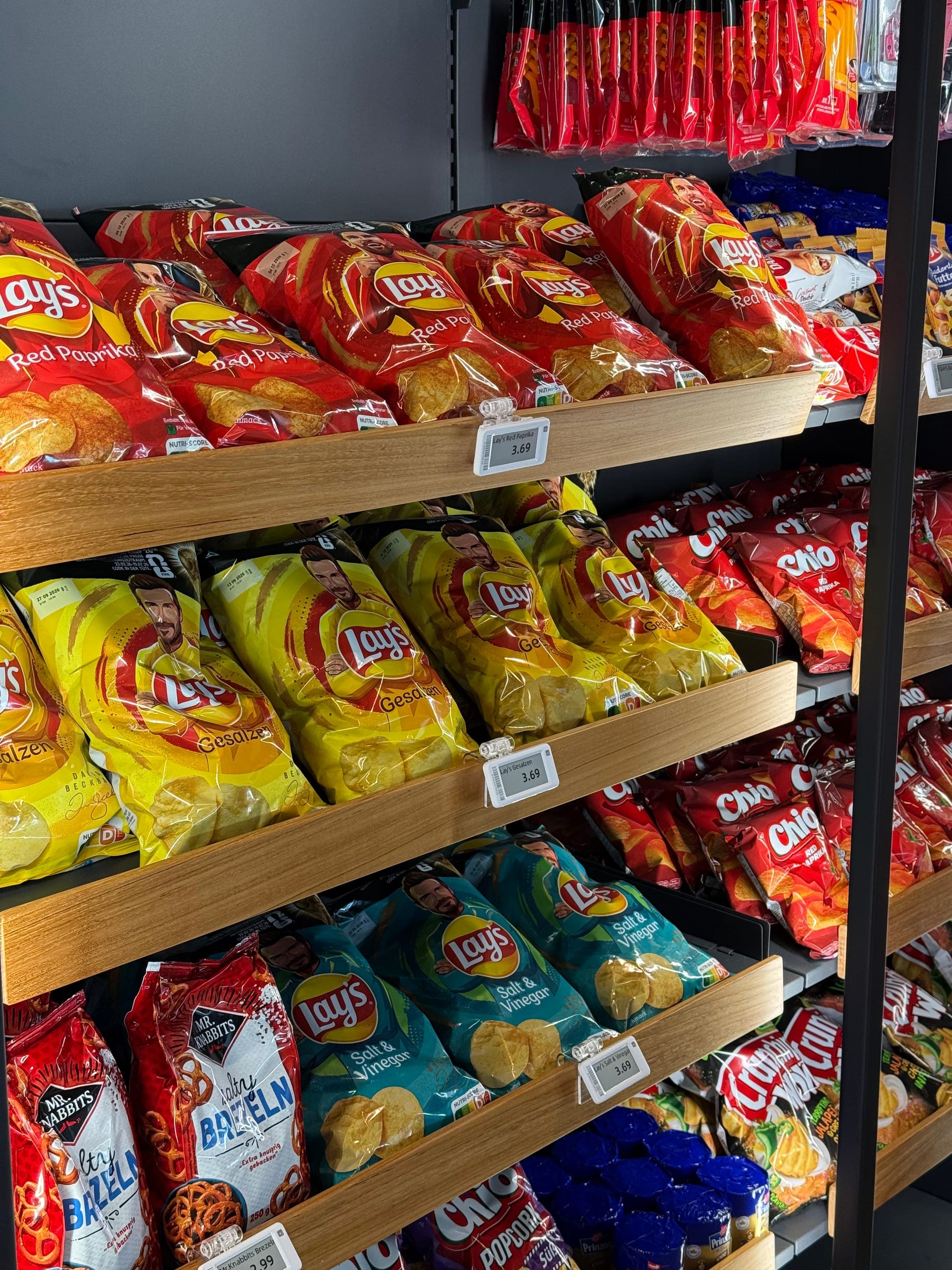 24/7-Shop am Flughafen Saarbrücken — Chips- und Snackauswahl