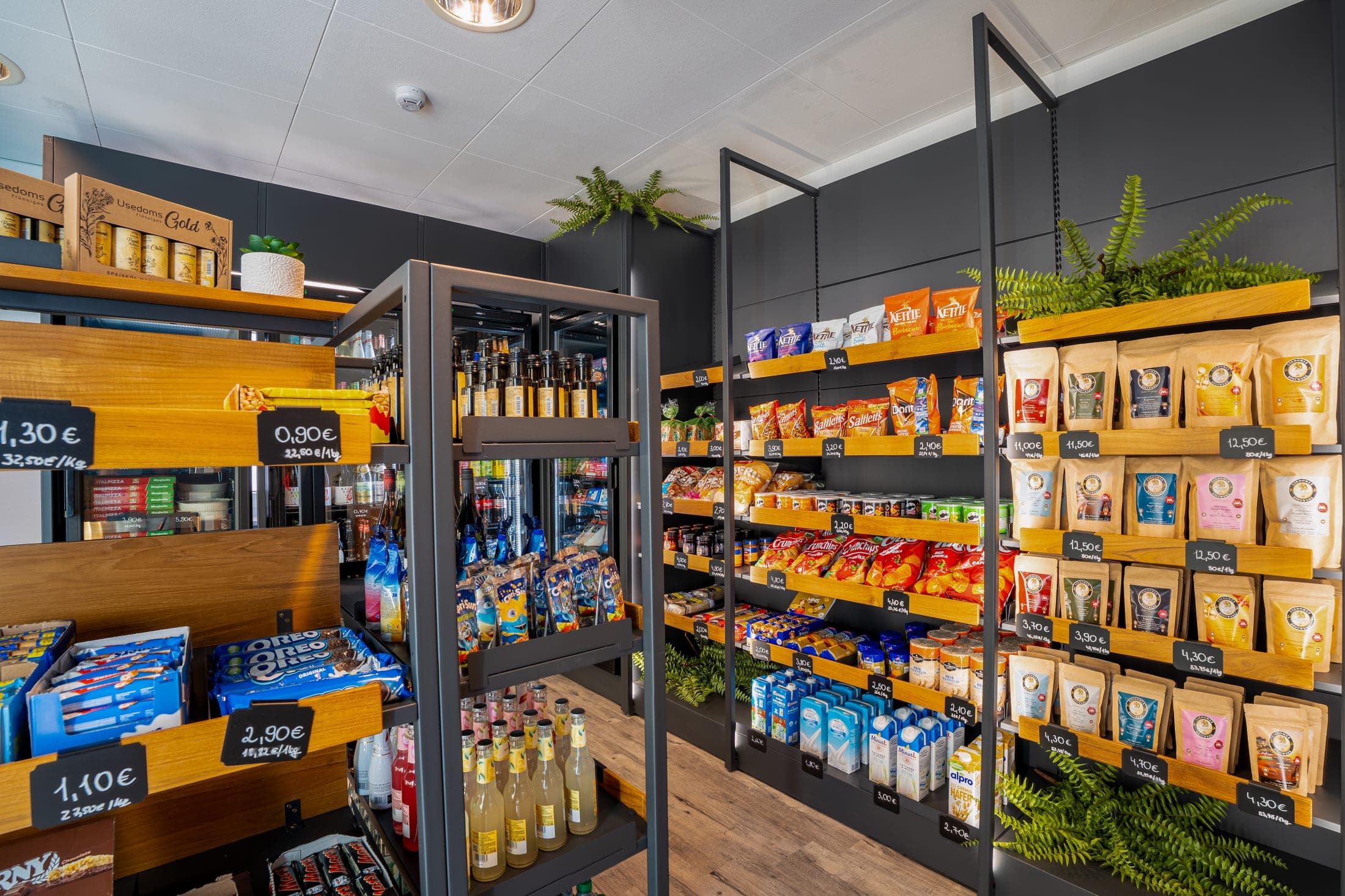 Küstenkorb Usedommarkt — Innenansicht mit Snack-, Getränke- und Süßwarenauswahl