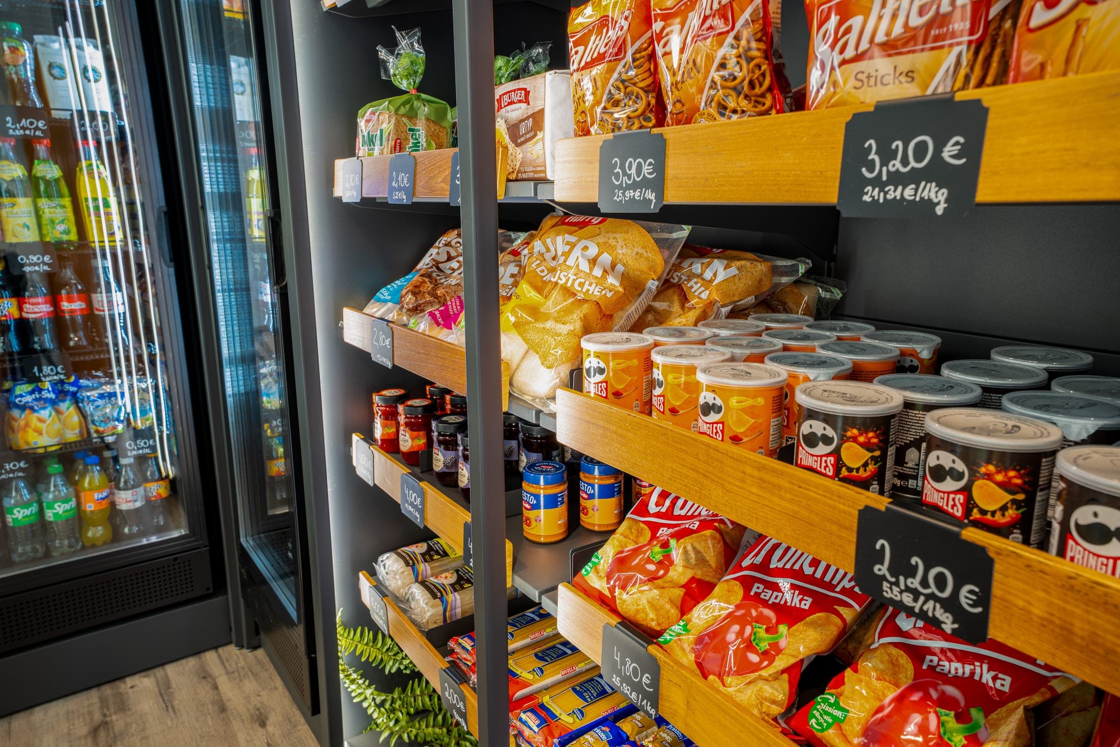 Küstenkorb Usedommarkt — Snack- und Chipsauswahl neben den Kühlregalen