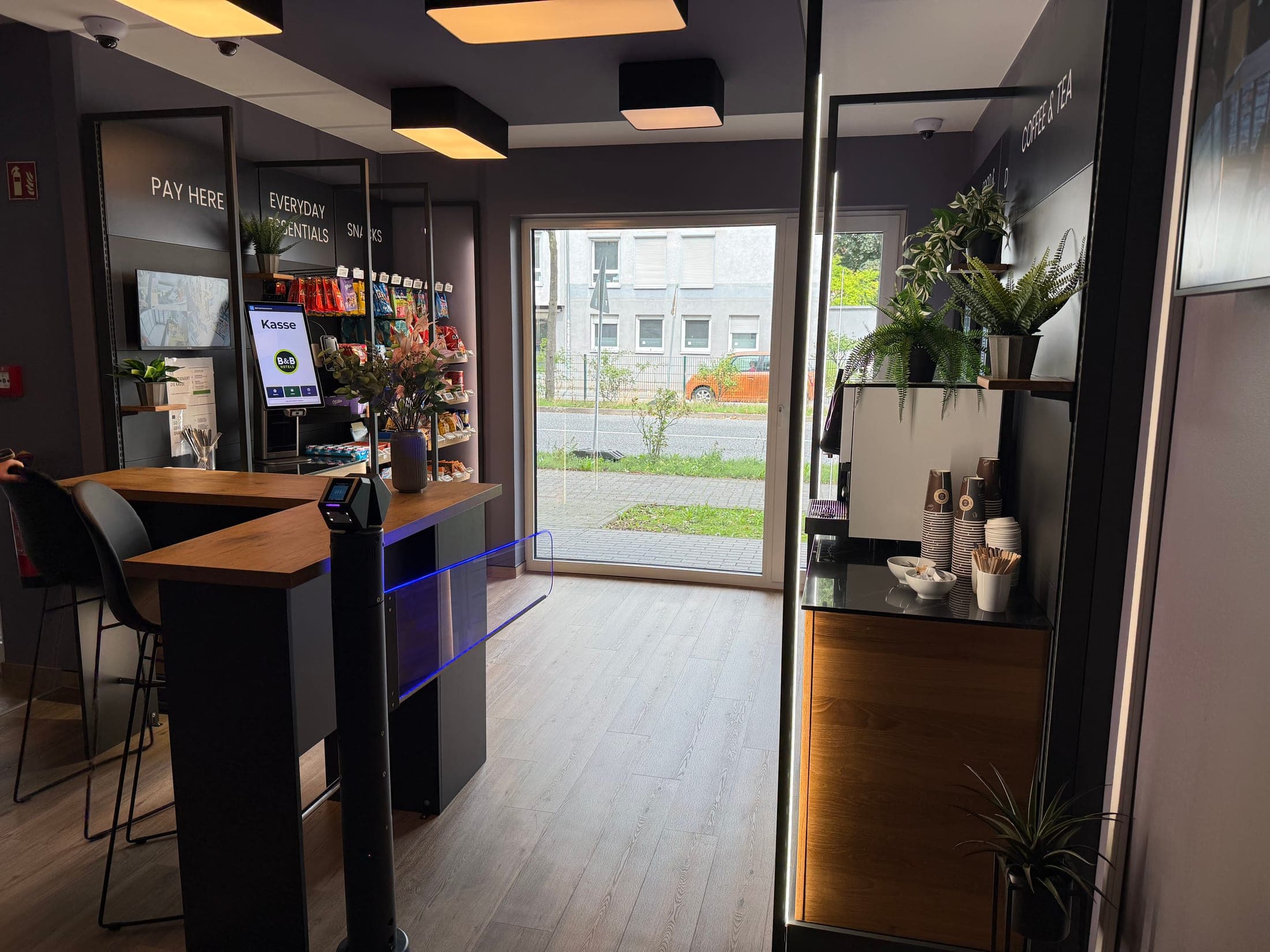 Self-Checkout-Kasse im Shop: Gäste scannen ihre Artikel selbst und bezahlen bargeldlos per Karte