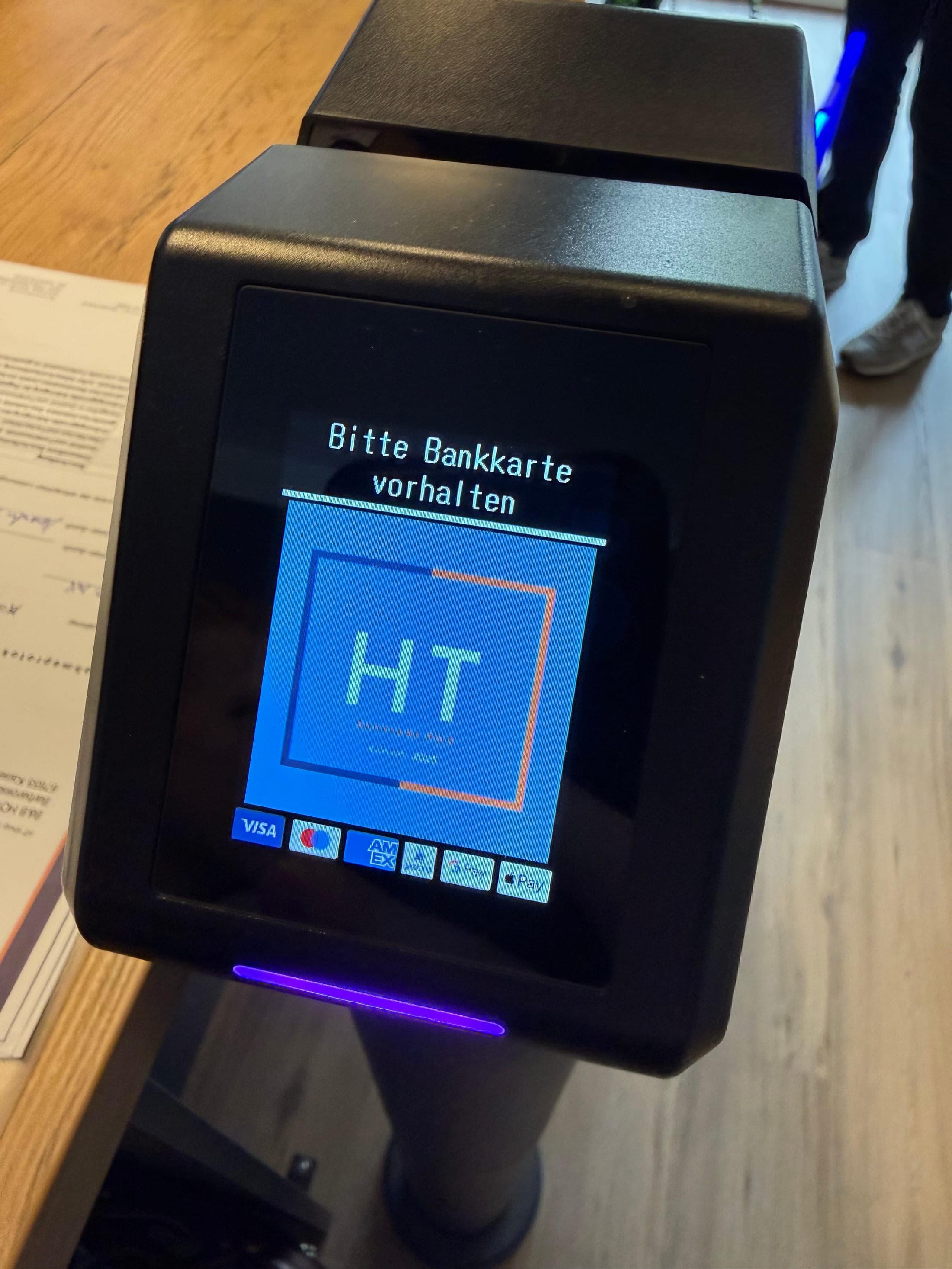 Zutrittsterminal am Eingang des Shops mit der Aufforderung „Bitte Bankkarte vorhalten" und den akzeptierten Kartenzahlungsarten