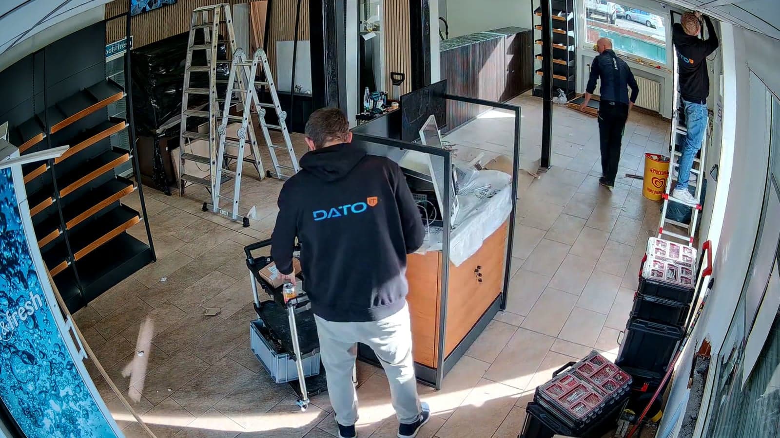 Mittags beim Aufbau im Tungeler Markt: Montage an der Self-Checkout-Kasse und an der Technik unter der Decke