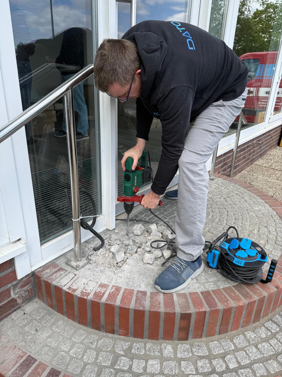 DATO-IT-Mitarbeiter bei Außenarbeiten am Kundenstandort