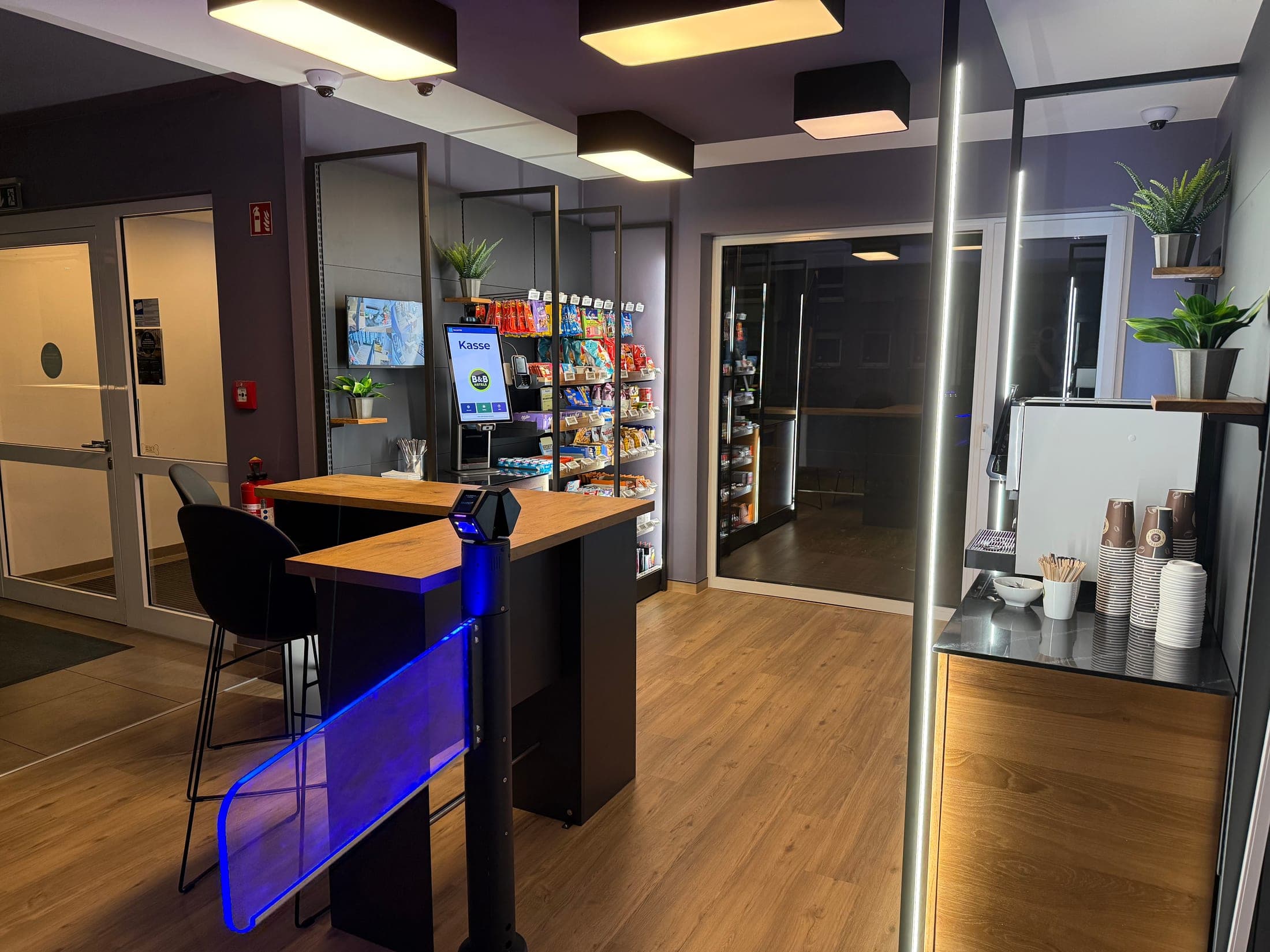 Der Self-Service-Shop im B&B Hotel Kaiserslautern — Zutrittsterminal, Self-Checkout-Kasse und Snackregale im Blick