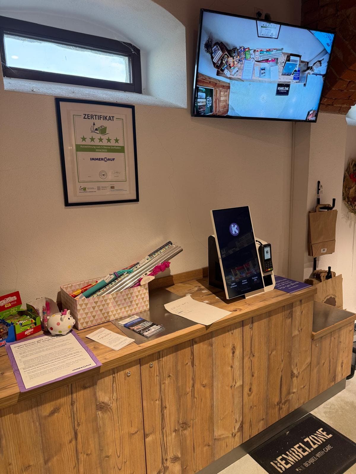 Sentra AI SmartStore Self-Checkout im Immer(K)auf Taupadel — Artikel scannen und per Karte bezahlen, daneben der Jugendschutz-Hinweis