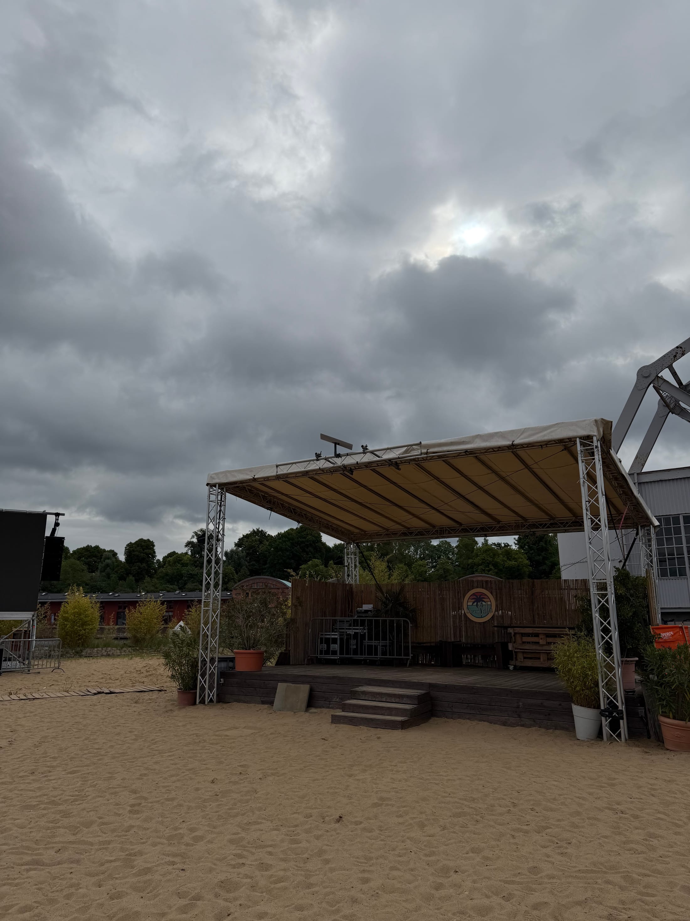 Strandsalon Lübeck — Beachbar am Wasser mit Gerüst für die Public-Viewing-Leinwand