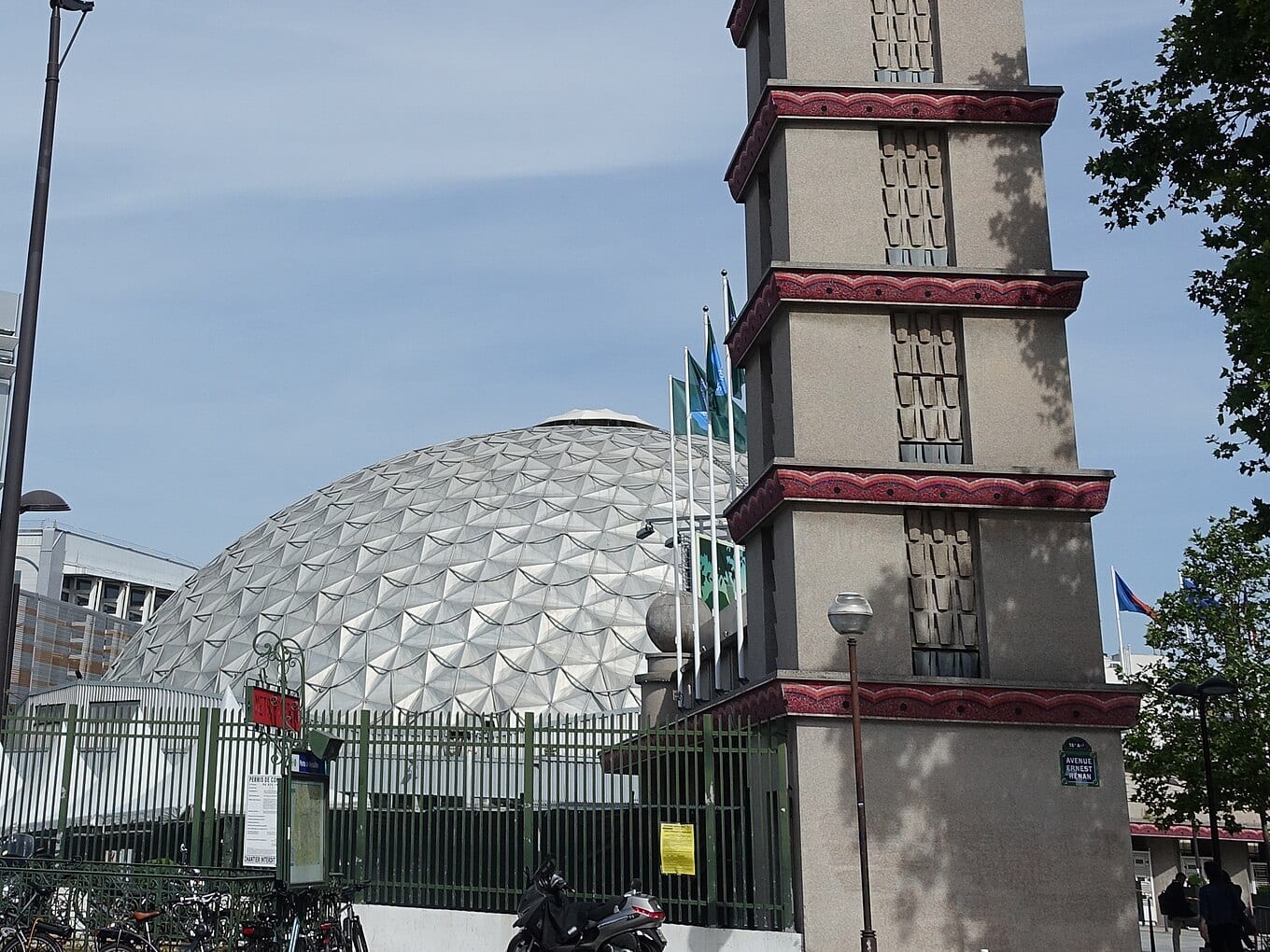 Eingangsbereich des Paris Expo Porte de Versailles mit Turm und gewölbter Halle unter blauem Himmel